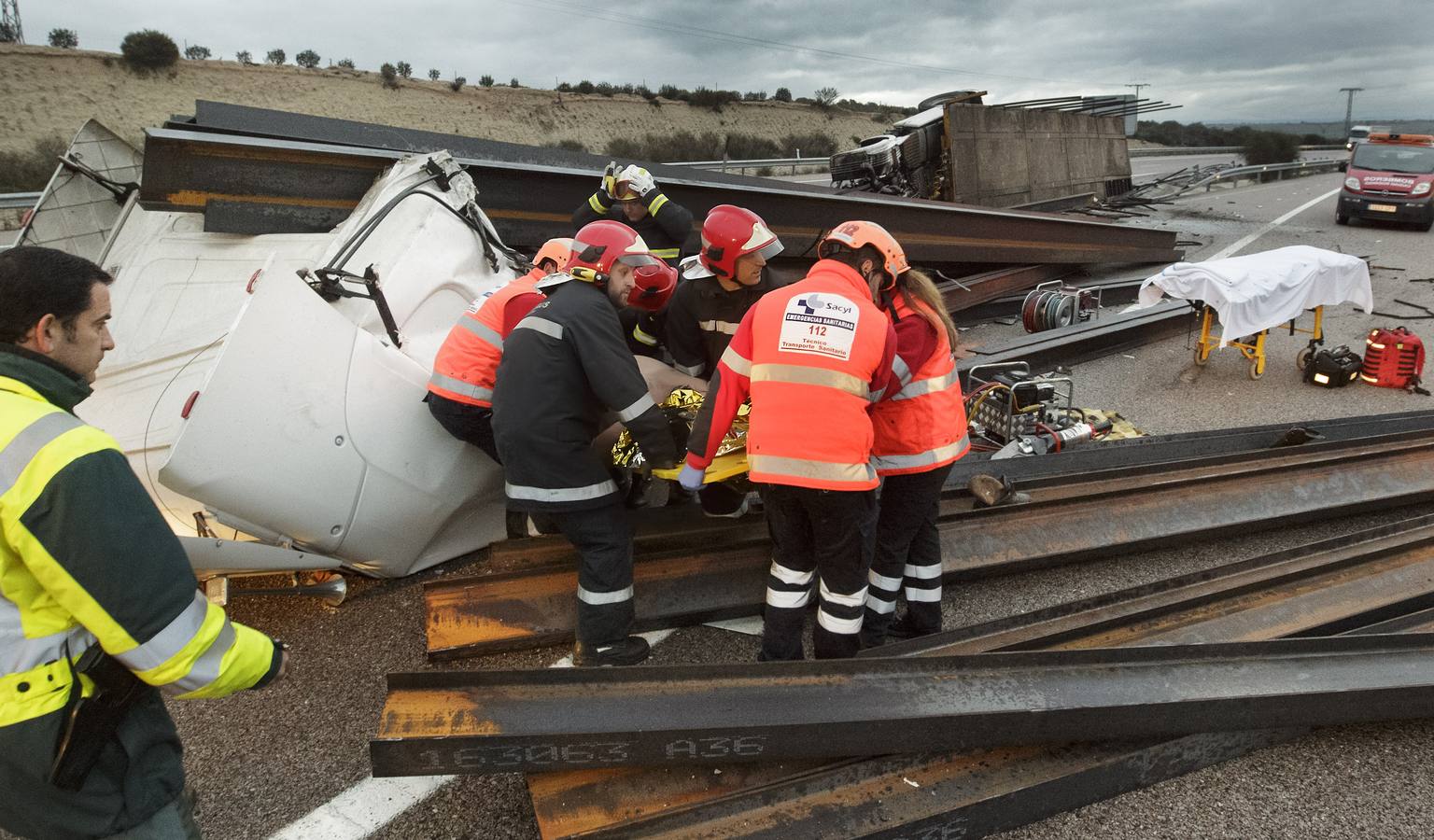 Colisión entre un camión y un turismo en la A-62 en Espeja (Salamanca)