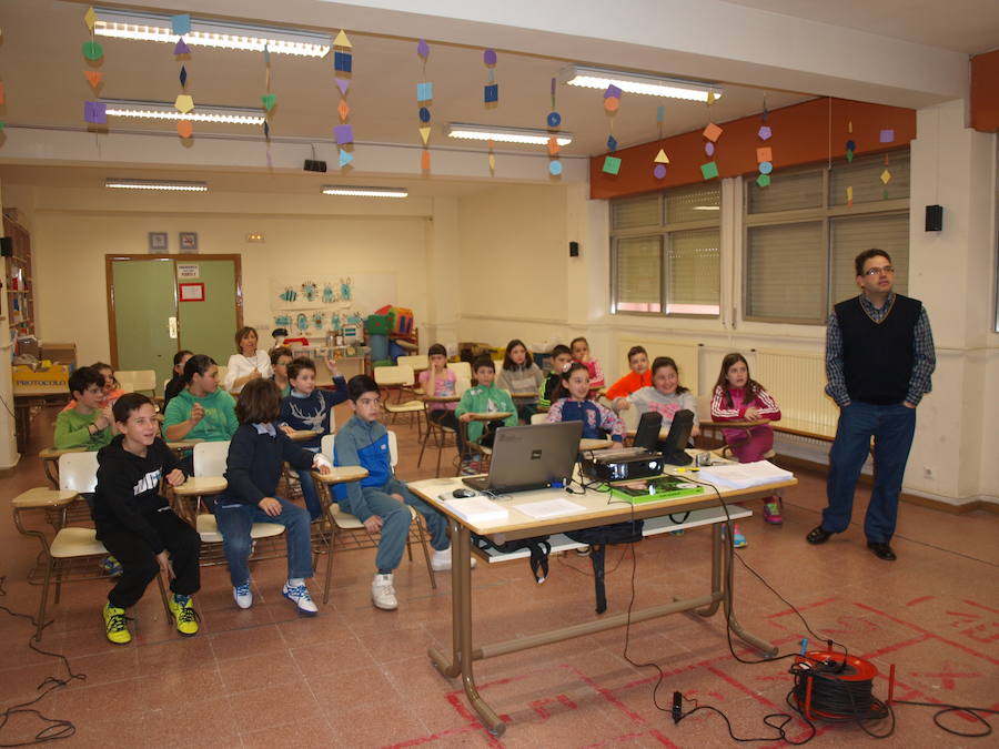 Exposición &#039;Sellos del Mundo&#039; en el CEIP León Felipe