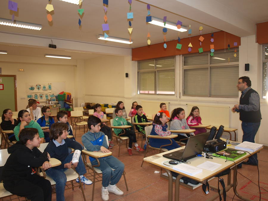 Exposición &#039;Sellos del Mundo&#039; en el CEIP León Felipe