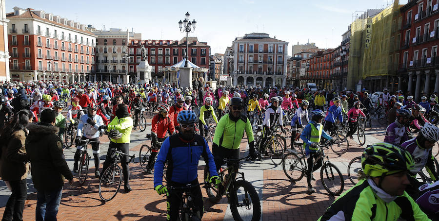 Homenaje de los ciclistas al compañero fallecido