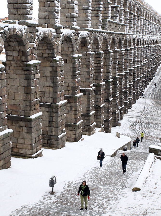 Segovia cubierta por la nieve (1/2)