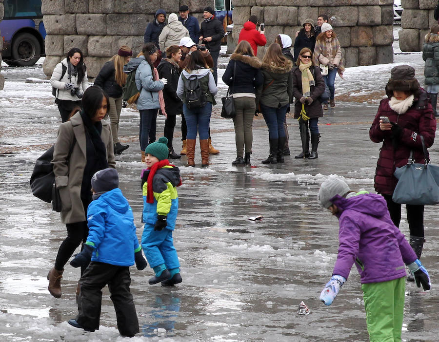 Segovia cubierta por la nieve (1/2)