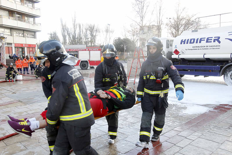 Los Bomberos de Palencia desarrollan un simulacro en el centro de la ciudad