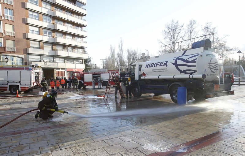 Los Bomberos de Palencia desarrollan un simulacro en el centro de la ciudad