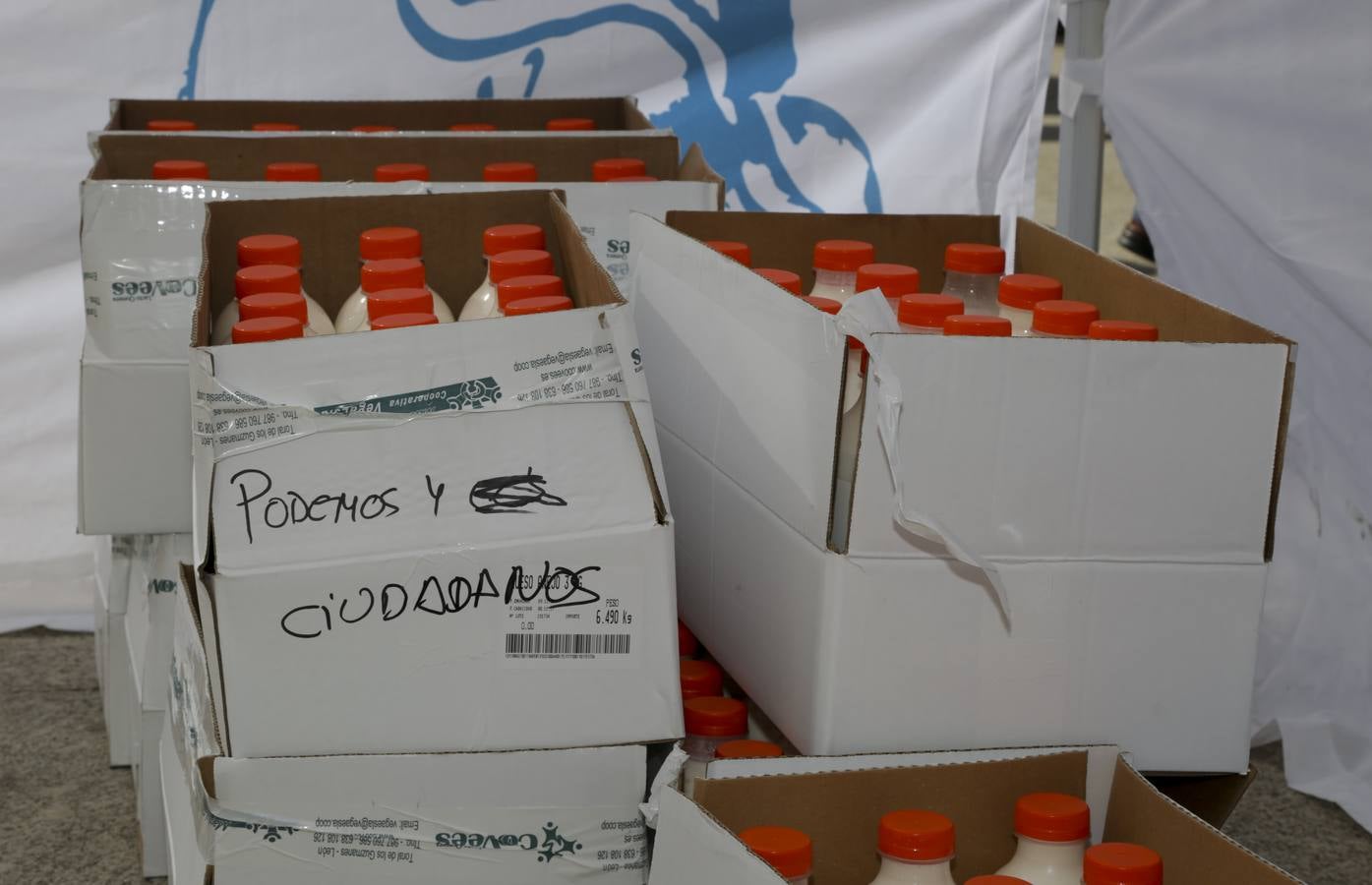 Protesta de ganaderos a las puertas de las Cortes de Castilla y León por la crisis del sector lácteo