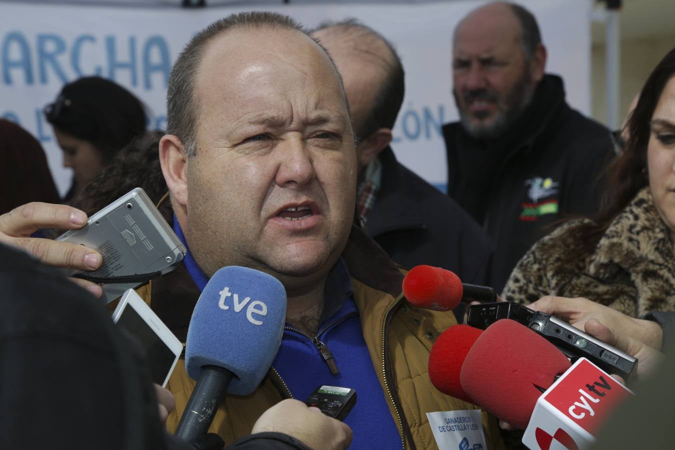 Protesta de ganaderos a las puertas de las Cortes de Castilla y León por la crisis del sector lácteo