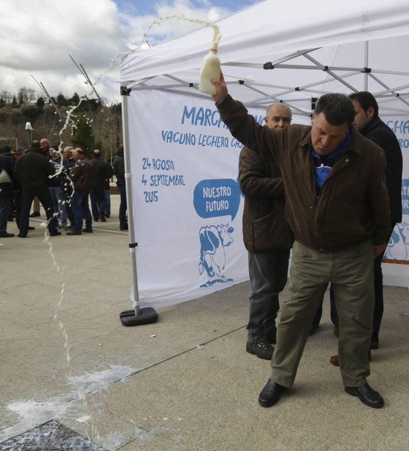 Protesta de ganaderos a las puertas de las Cortes de Castilla y León por la crisis del sector lácteo