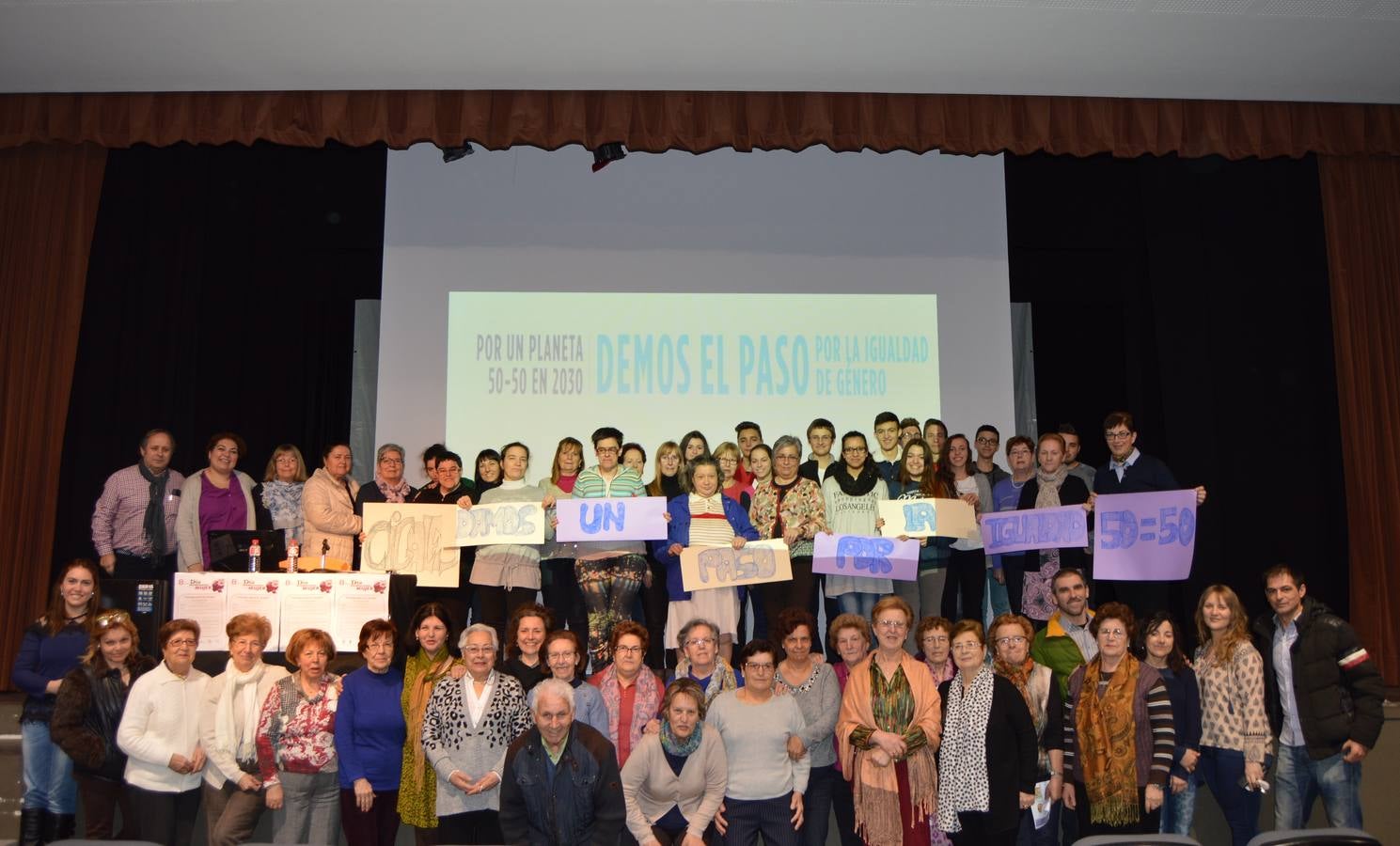 Cigales. Mujeres y hombres reclamaron la igualdad real en un acto muy participativo.