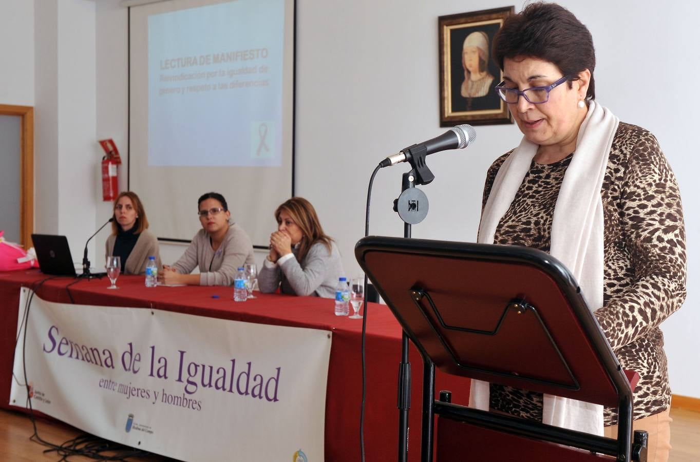 Ángeles Rodríguez lee el manifiesto en presencia de la alcaldesa de Medina del Campo.