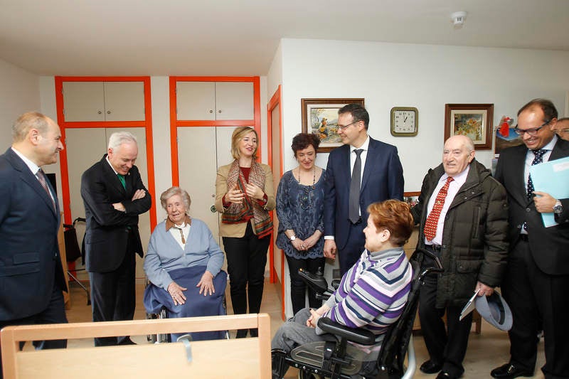 La consejera de Familia e Igualdad de Oportunidades visita la residencia de personas mayores Puente de Hierro de Palencia