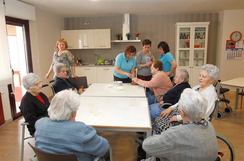 La consejera de Familia e Igualdad de Oportunidades visita la residencia de personas mayores Puente de Hierro de Palencia