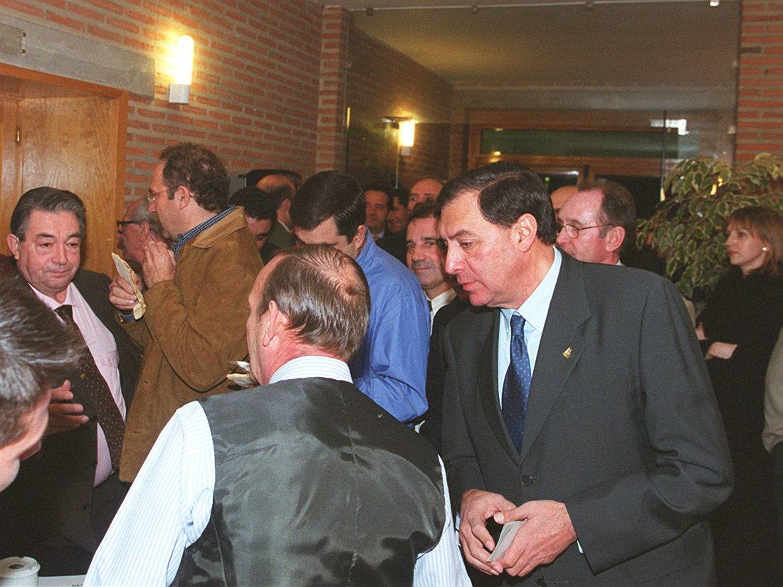 19.11.00 El periodista José Miguel Ortega, durante la reunión que mantuvieron ciclistas que han pasado por los equipos que dirigió Moncho Moliner, para agradecerle sus enseñanzas, en un emotivo homenaje.