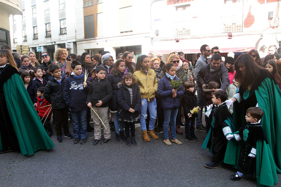 Ambiente en las calles de Valladolid durante la Procesión de las Palmas (1/2)