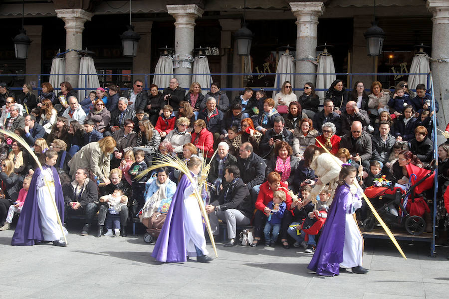 Ambiente en las calles de Valladolid durante la Procesión de las Palmas (1/2)
