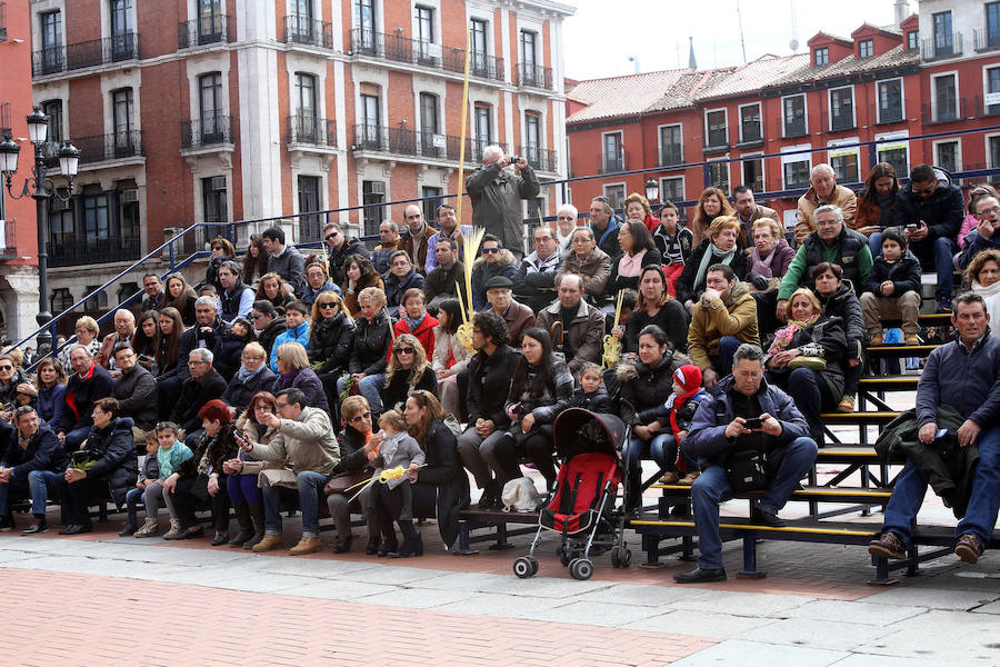 Ambiente en las calles de Valladolid durante la Procesión de las Palmas (1/2)