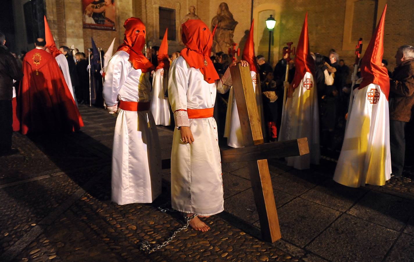 La lluvia suspende la Peregrinación del Santísimo Cristo del Amor y la meditación de las Siete Palabras en Medina del Campo (Valladolid)