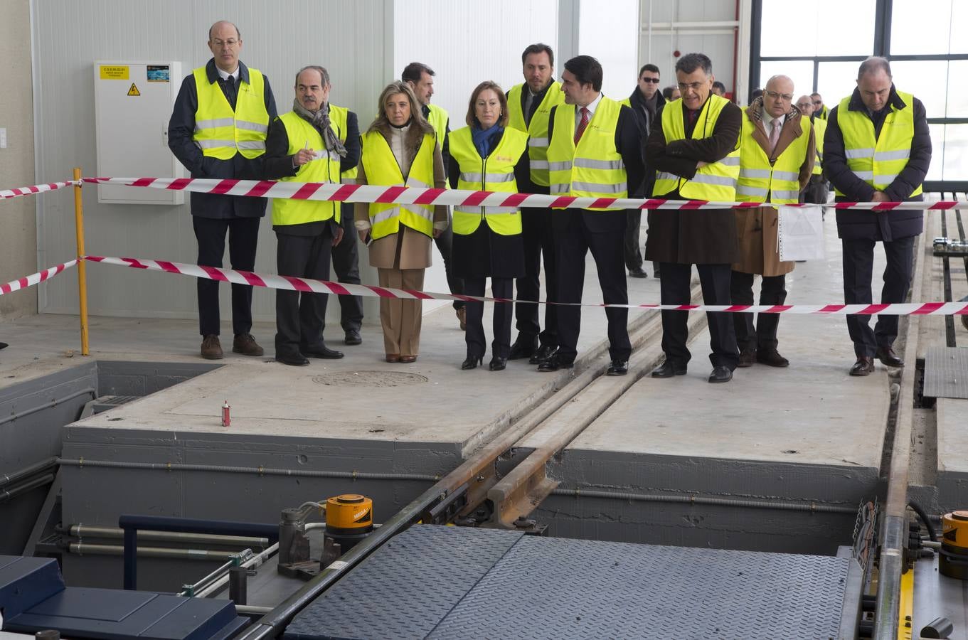 La ministra de Fomento visita los nuevos talleres de Renfe en Valladolid