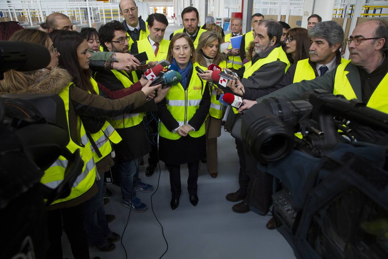 La ministra de Fomento visita los nuevos talleres de Renfe en Valladolid