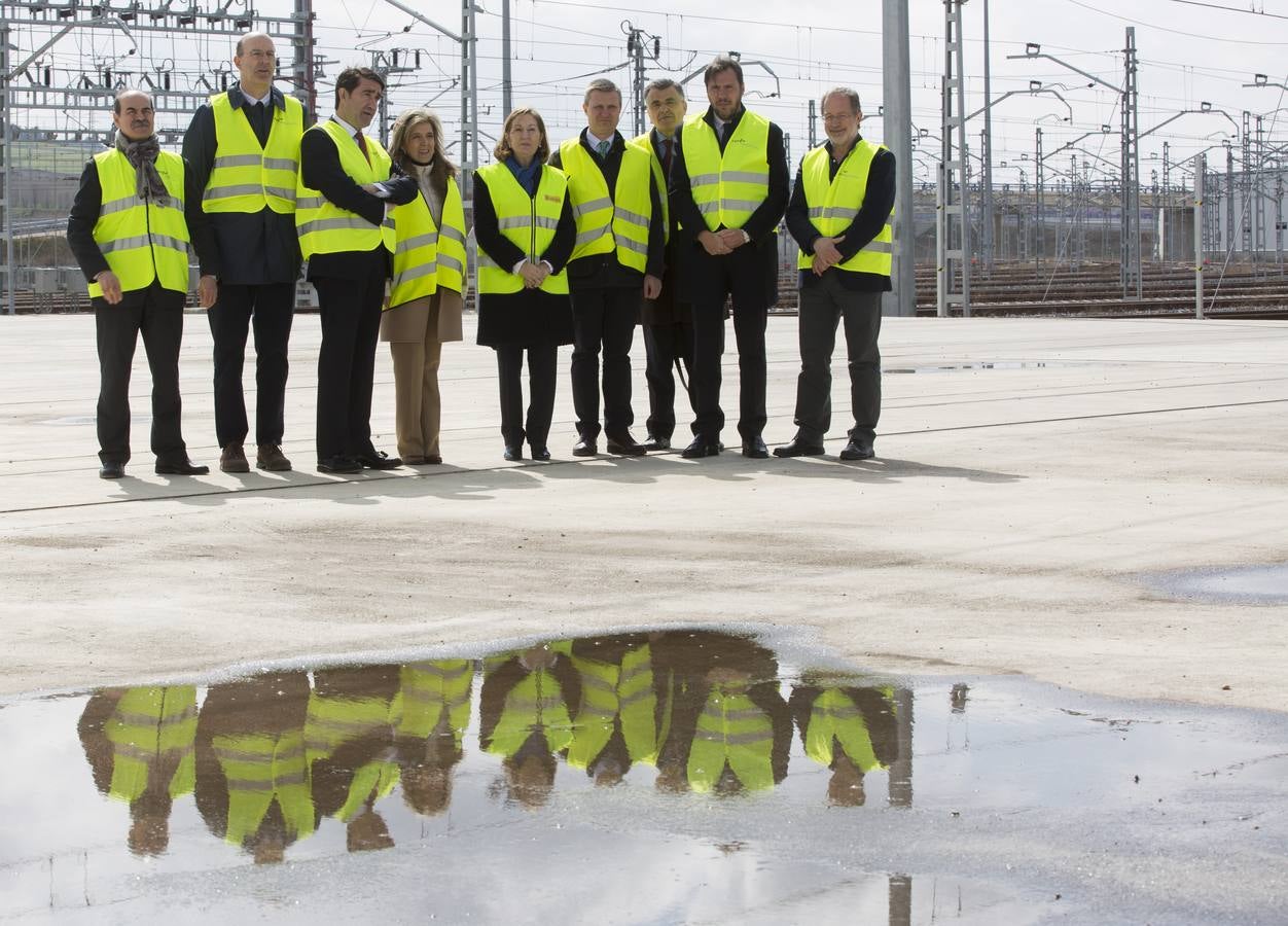 La ministra de Fomento visita los nuevos talleres de Renfe en Valladolid