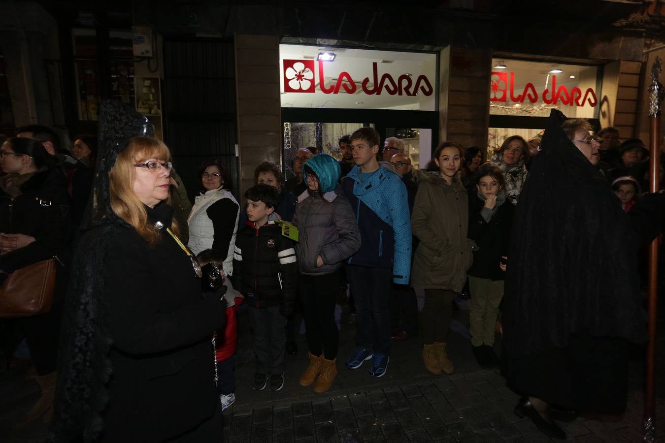 Si estuviste en la Procesión del Rosario del Dolor, búscate en la fotos (1/2)