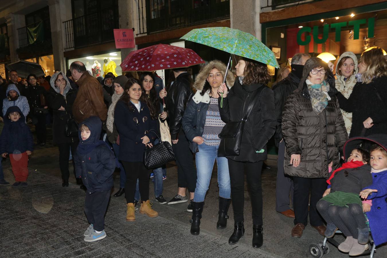 Si estuviste en la Procesión del Rosario del Dolor, búscate en la fotos (2/2)