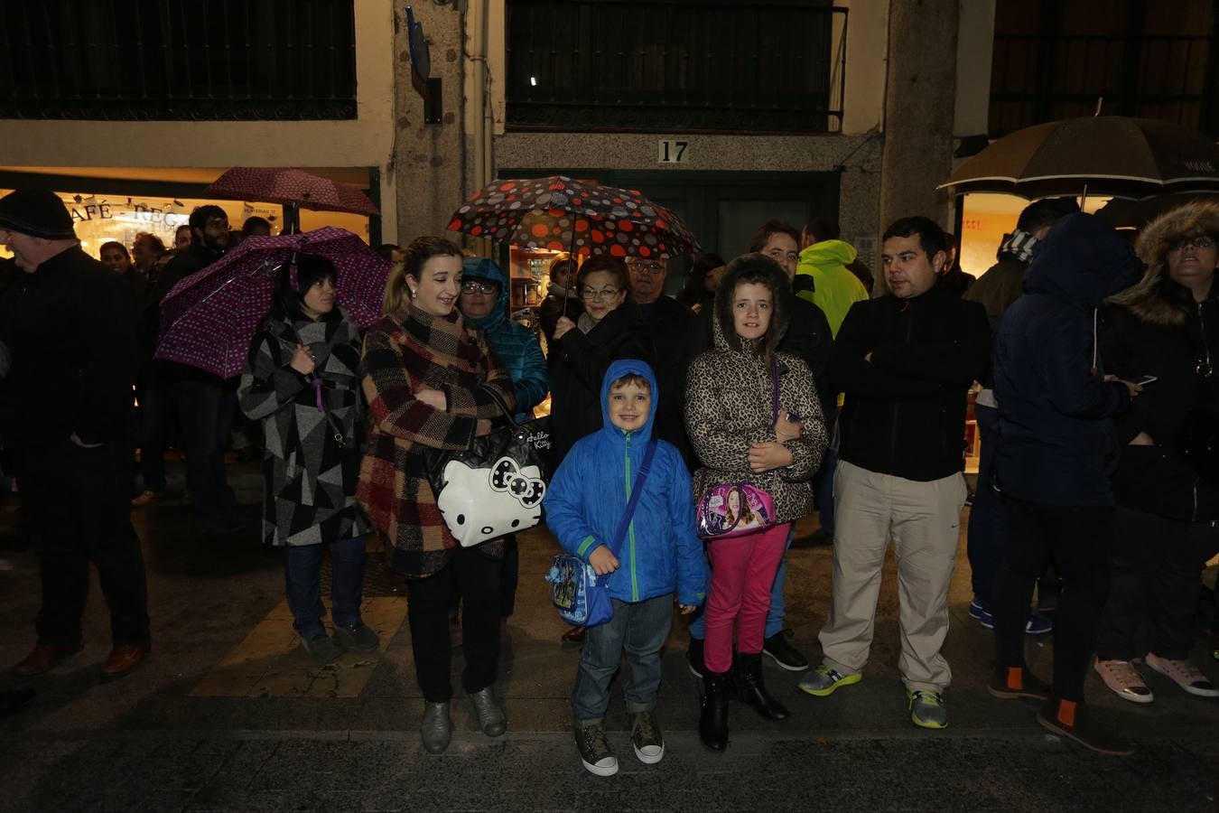 Si estuviste en la Procesión del Rosario del Dolor, búscate en la fotos (2/2)