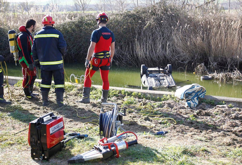 Fallecen dos personas al caer el coche en el que viajaban a una balsa en Dueñas (Palencia)