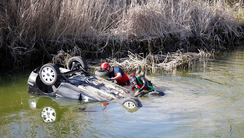 Fallecen dos personas al caer el coche en el que viajaban a una balsa en Dueñas (Palencia)