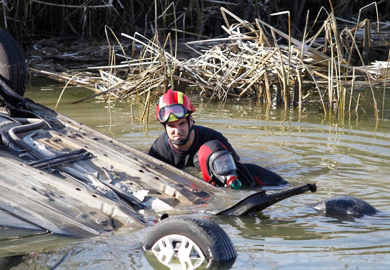 Fallecen dos personas al caer el coche en el que viajaban a una balsa en Dueñas (Palencia)