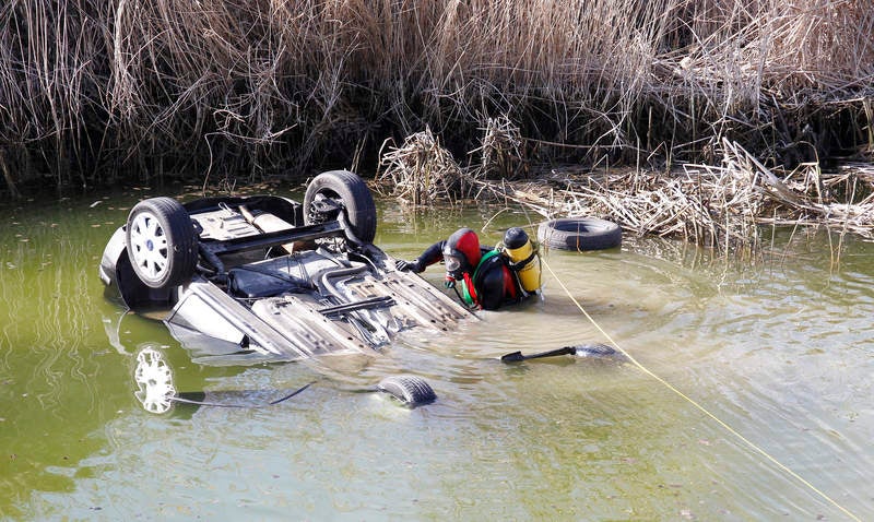 Fallecen dos personas al caer el coche en el que viajaban a una balsa en Dueñas (Palencia)