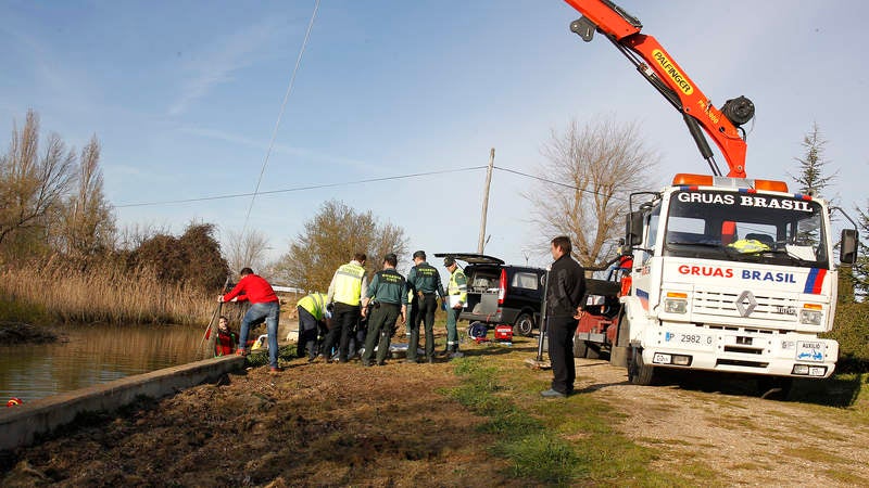 Fallecen dos personas al caer el coche en el que viajaban a una balsa en Dueñas (Palencia)