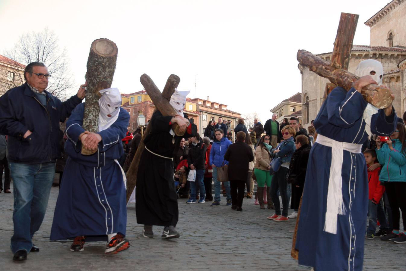 Procesión de Nuestra Señora de la Soledad al Pie de la Cruz y del Santísimo Cristo en su Última Palabra en Segovia