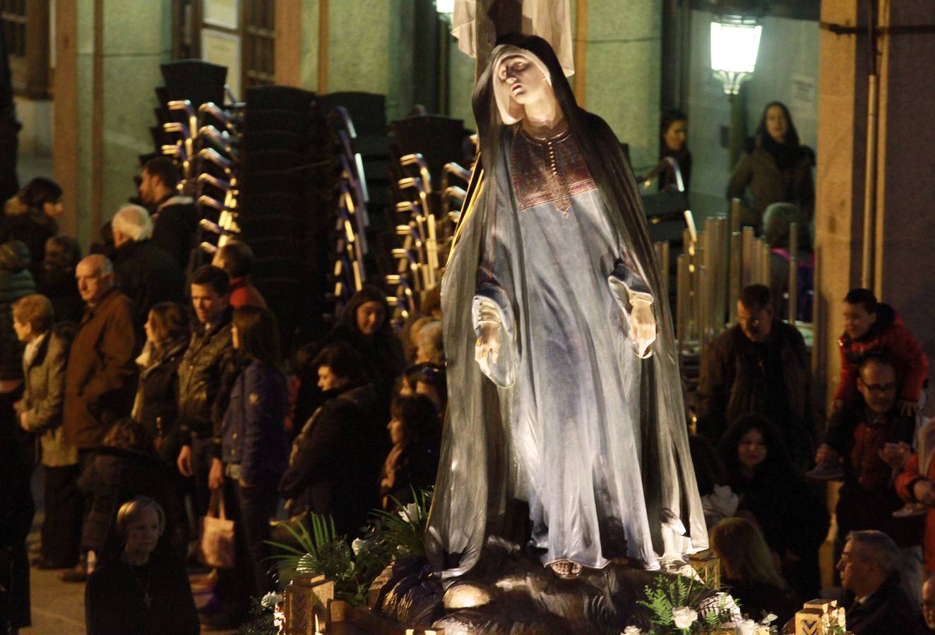 Procesión de Nuestra Señora de la Soledad al Pie de la Cruz y del Santísimo Cristo en su Última Palabra en Segovia
