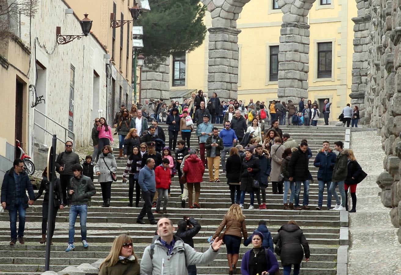 Segovia se llena de turistas el Viernes Santo