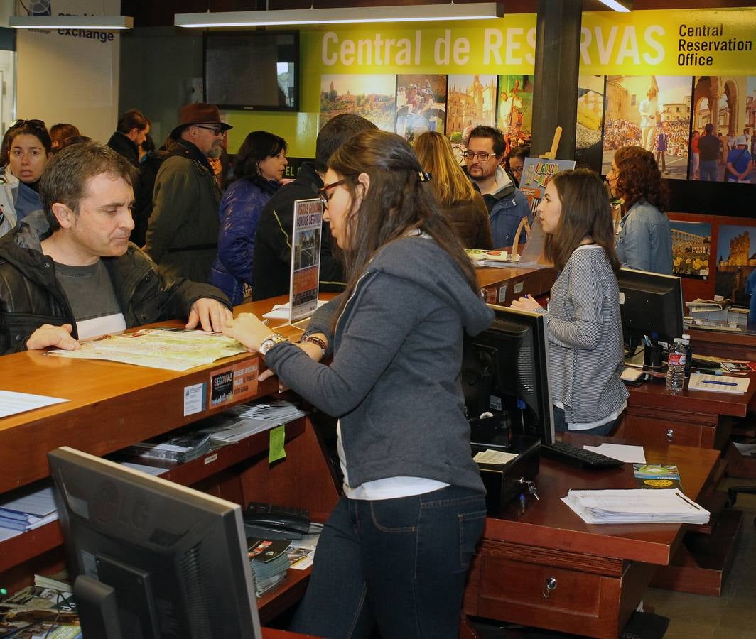 Segovia se llena de turistas el Viernes Santo
