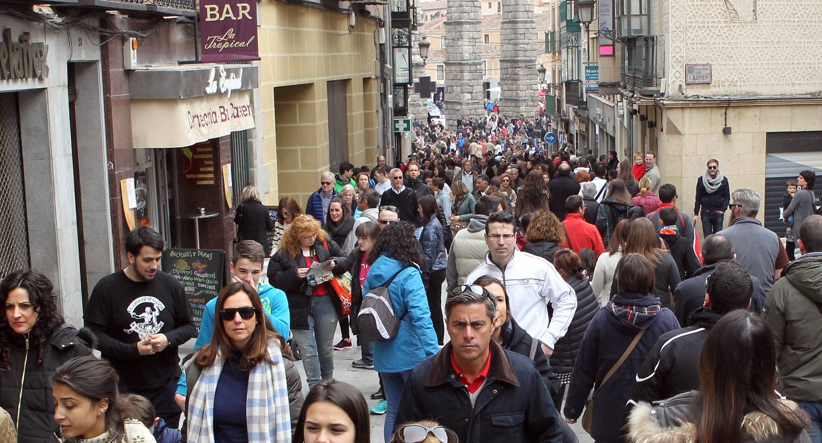 Segovia se llena de turistas el Viernes Santo