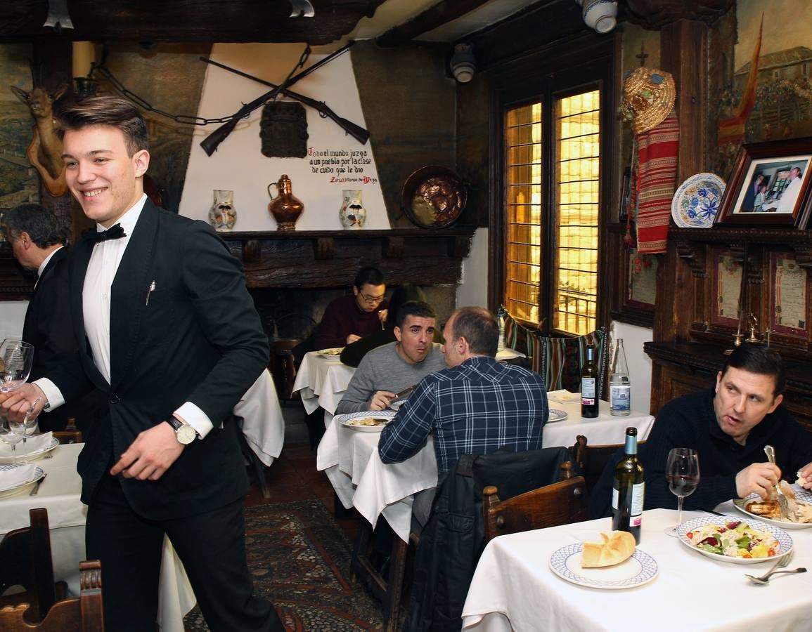 Segovia se llena de turistas el Viernes Santo