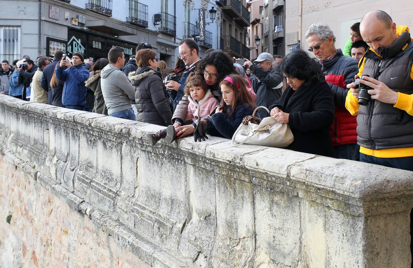 Segovia se llena de turistas el Viernes Santo