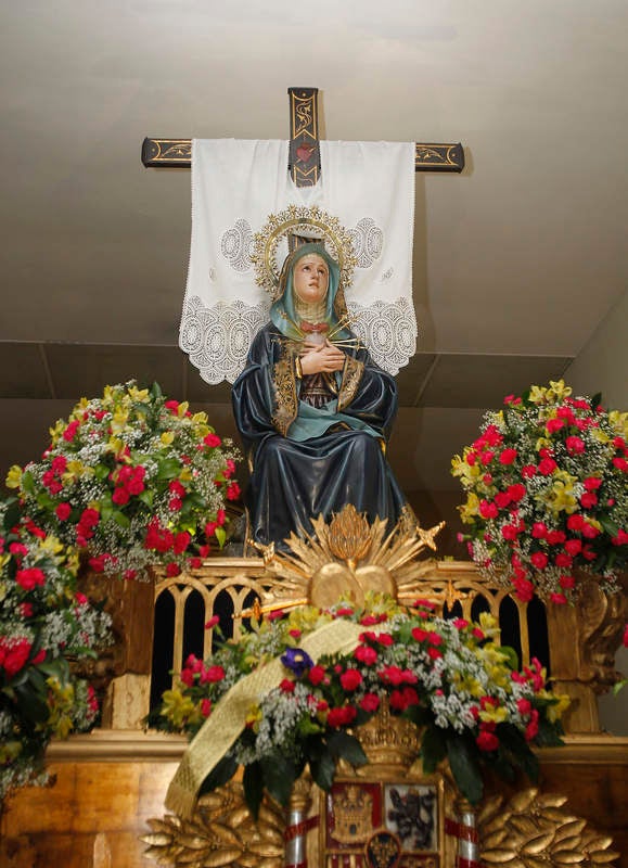 La Virgen Dolorosa recibe la banda dorada de la mujer palentina