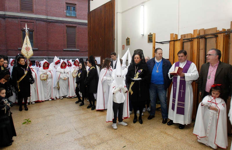 La Virgen Dolorosa recibe la banda dorada de la mujer palentina