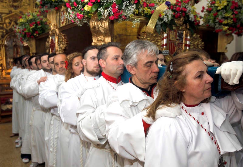 La Virgen Dolorosa recibe la banda dorada de la mujer palentina