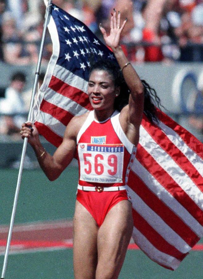 Florence Griffith. Atleta estadounidense especialista en pruebas de velocidad. Se la recuerda por sus larguísimas y decoradas uñas. Murió a los 38 años.