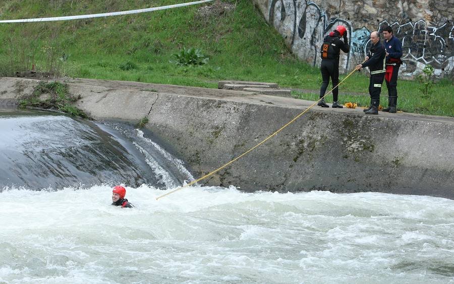 Los bomberos de Ponferrada buscan a un niño que fue arrastrado por las aguas del río Sil