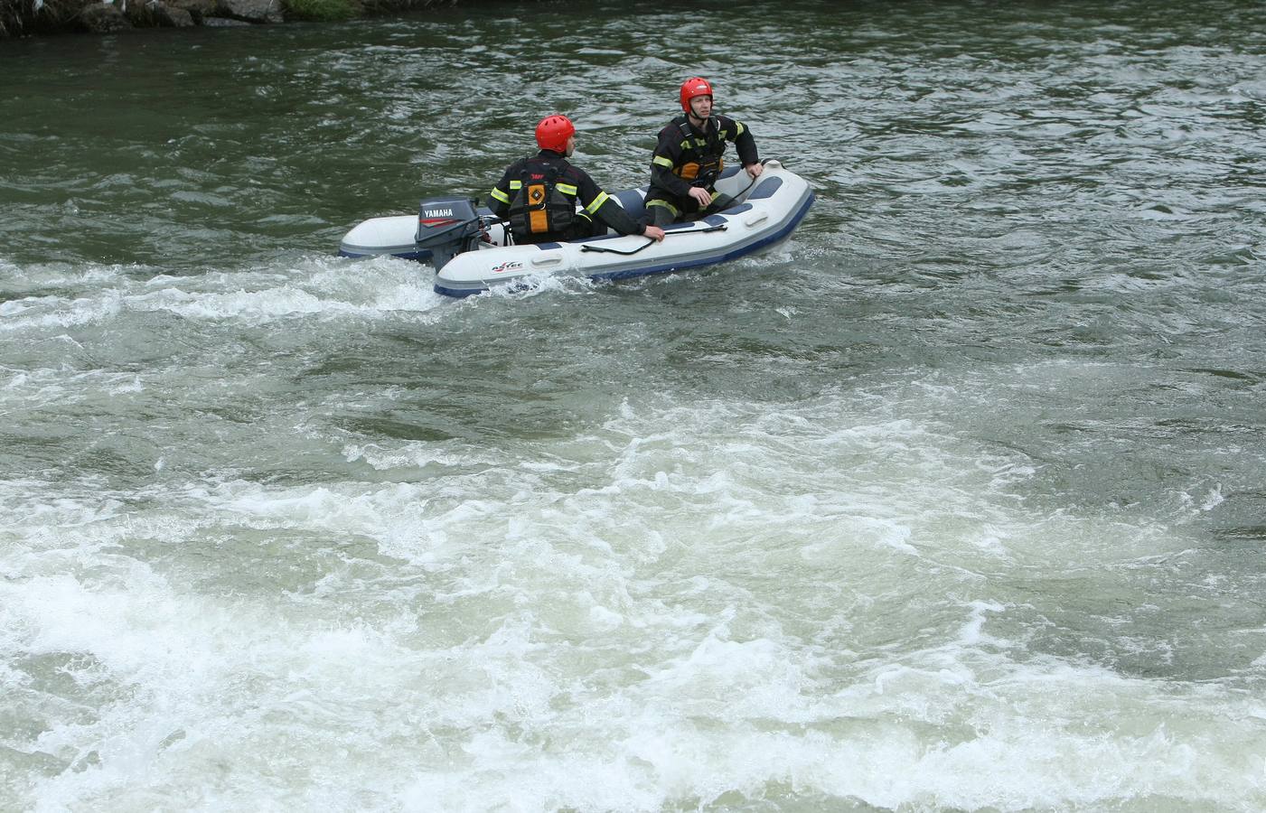 Los bomberos de Ponferrada buscan a un niño que fue arrastrado por las aguas del río Sil