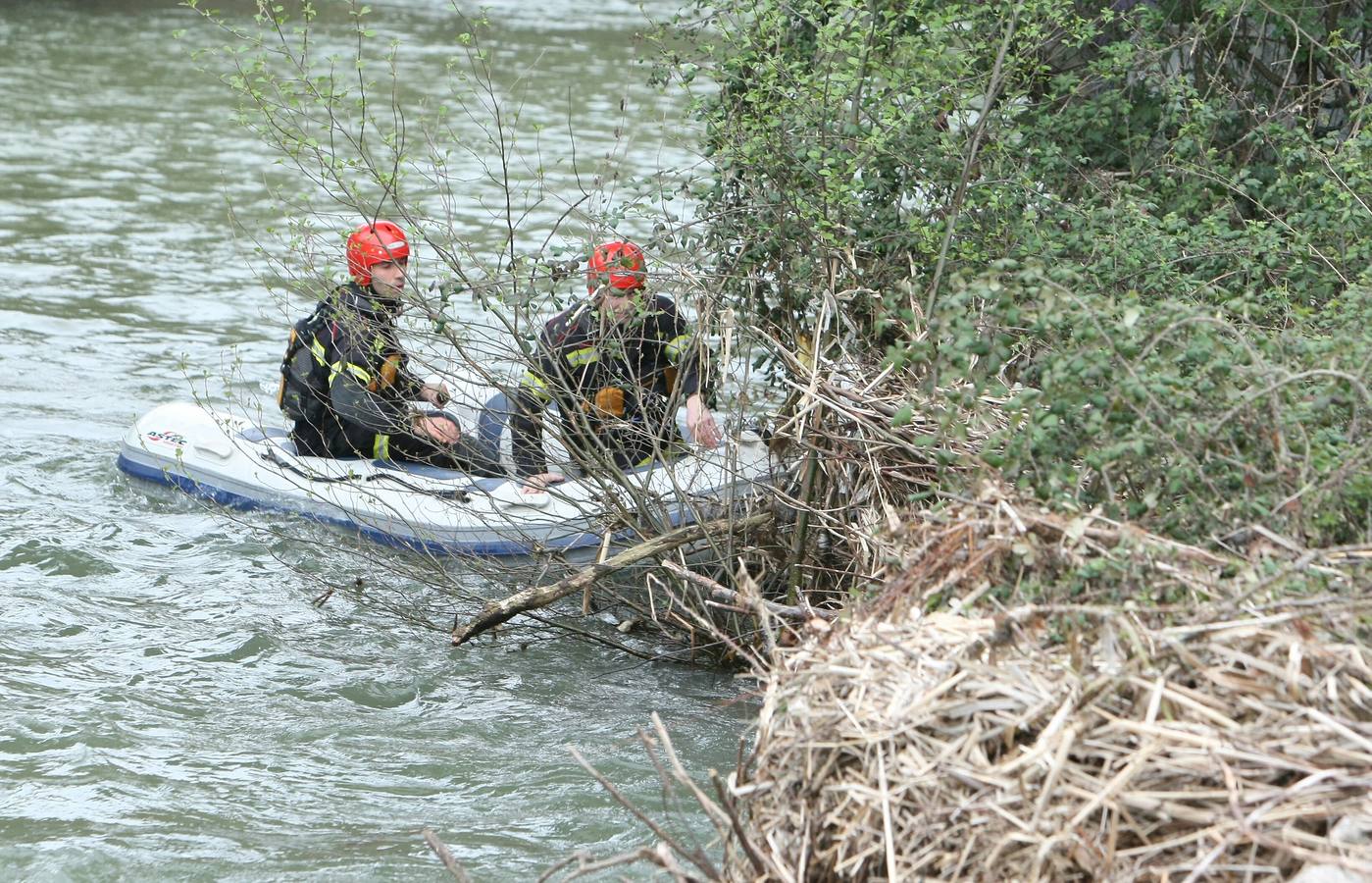 Los bomberos de Ponferrada buscan a un niño que fue arrastrado por las aguas del río Sil