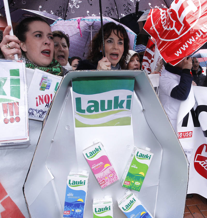 Manifestación en Valladolid contra el cierre de Lauki y Dulciora