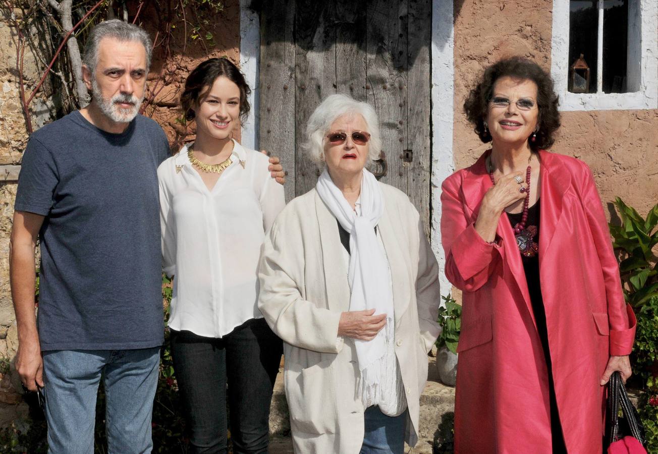 Fernando Trueba posa acompañado de las actrices Claudia Cardinale (d), Chus Lampreave (2ºd) y Aida Folch (2ºi), durante la presentación en 2011 del rodaje de la película 'El Artista y la Modelo'.