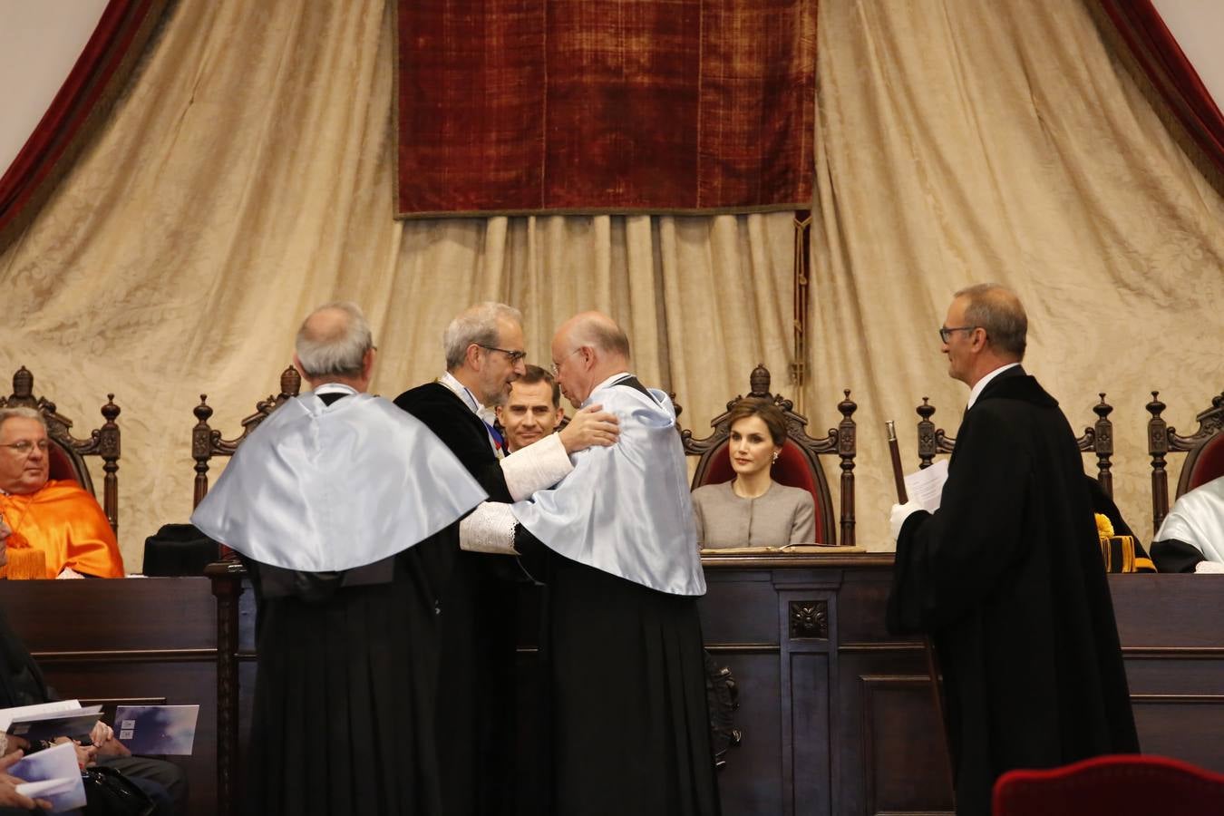 Los Reyes presiden en Salamanca la investidura honoris causa de Víctor García de la Concha y José Narro (1/2)