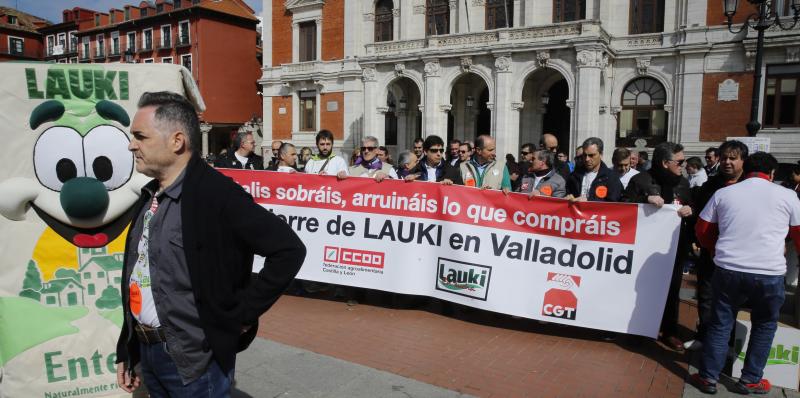 Trabajadores de Lauki reparten 2.000 litros de leche en la Plaza Mayor de Valladolid en protesta por el cierre de la planta