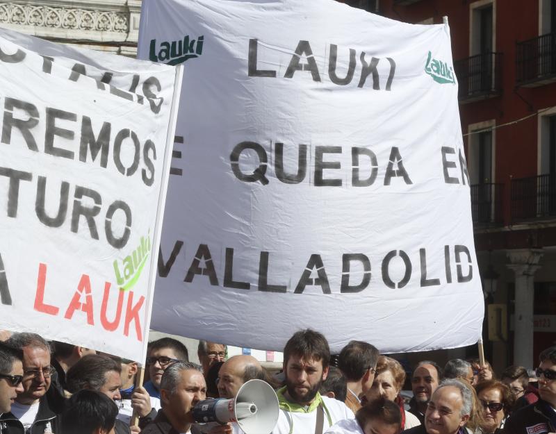Trabajadores de Lauki reparten 2.000 litros de leche en la Plaza Mayor de Valladolid en protesta por el cierre de la planta
